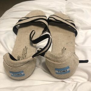TOMS Correa Sandals in Tan/Black 9.5